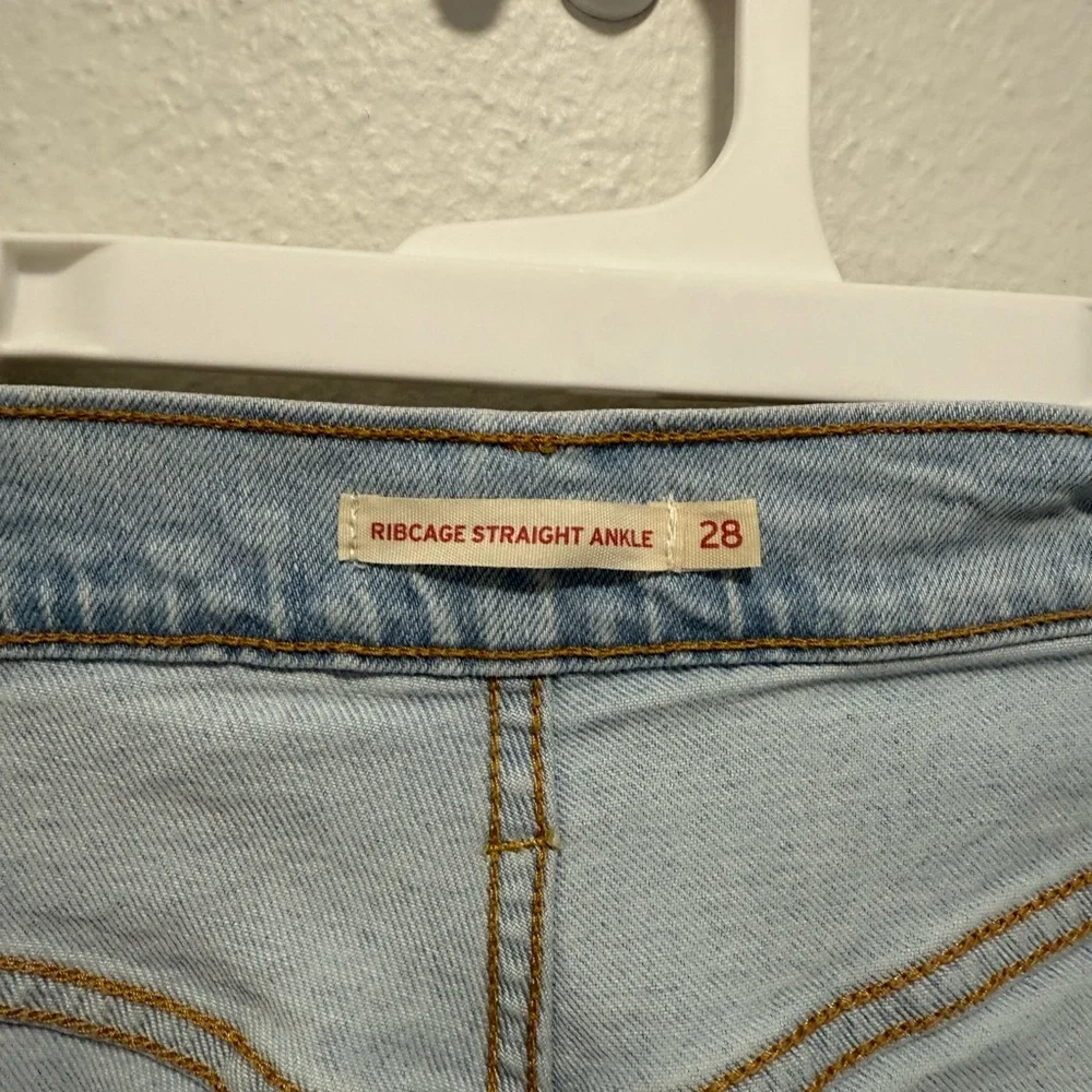Levi's Light Wash Distressed Ribcage Ankle Jeans Size 28 - Picture 4 of 8
